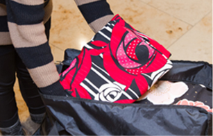 レンタルした着物一式を袋に入れます